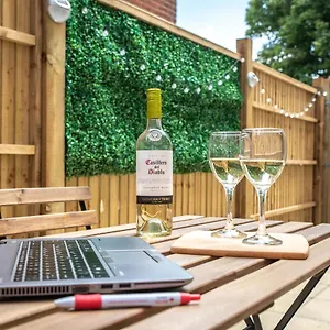  Apartment Vibes: With Outdoor Space United Kingdom